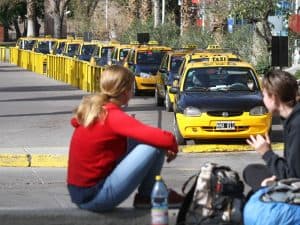 El Gobierno busca regularizar el negocio en negro de los taxis